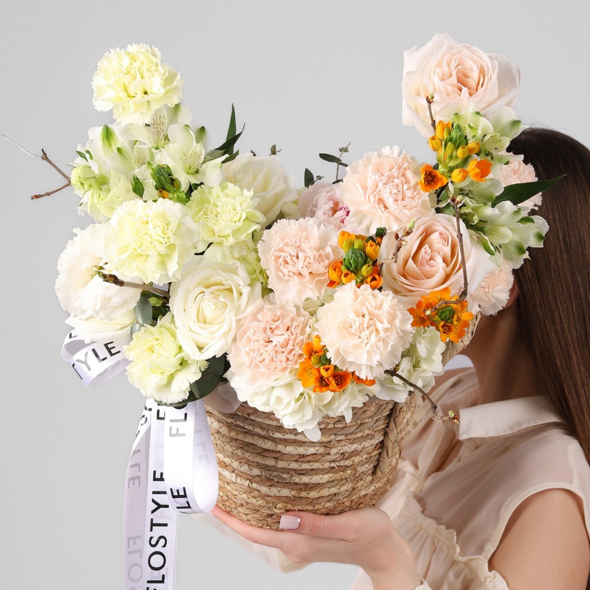 Весенний букет в корзине